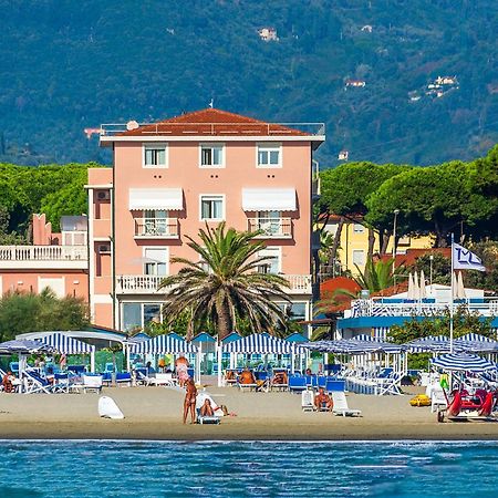 Hotel Happy مارينا دي بييتراسانْت المظهر الخارجي الصورة