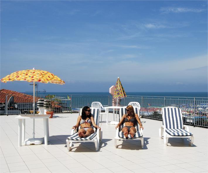 Hotel Happy مارينا دي بييتراسانْت المظهر الخارجي الصورة