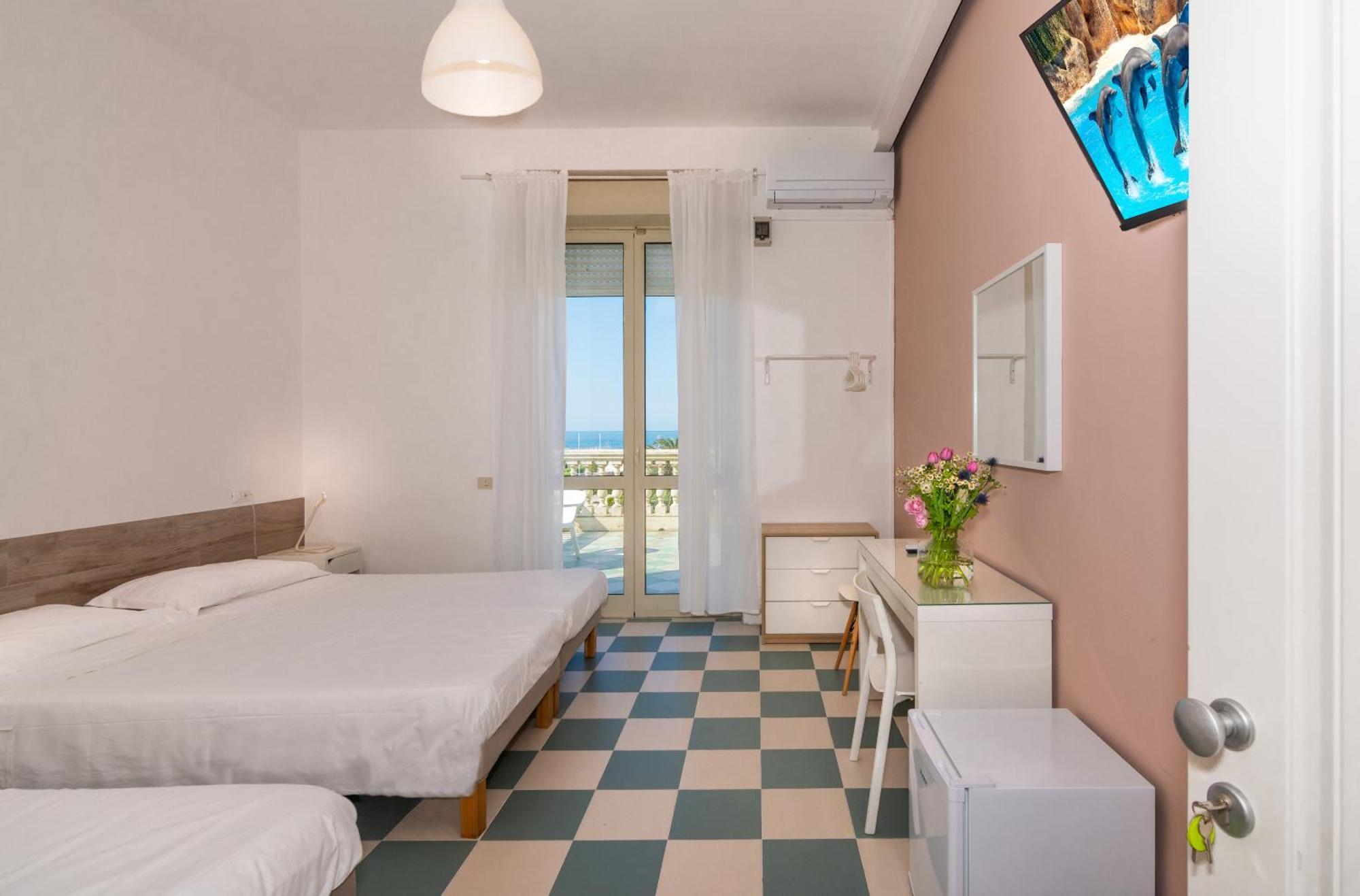 Hotel Happy مارينا دي بييتراسانْت المظهر الخارجي الصورة