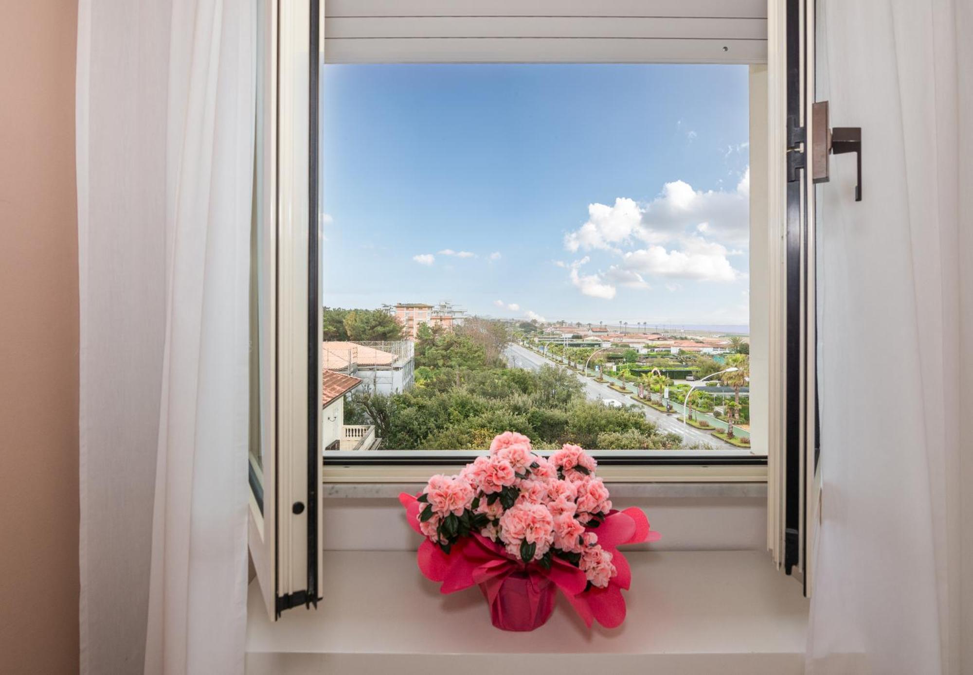 Hotel Happy مارينا دي بييتراسانْت المظهر الخارجي الصورة