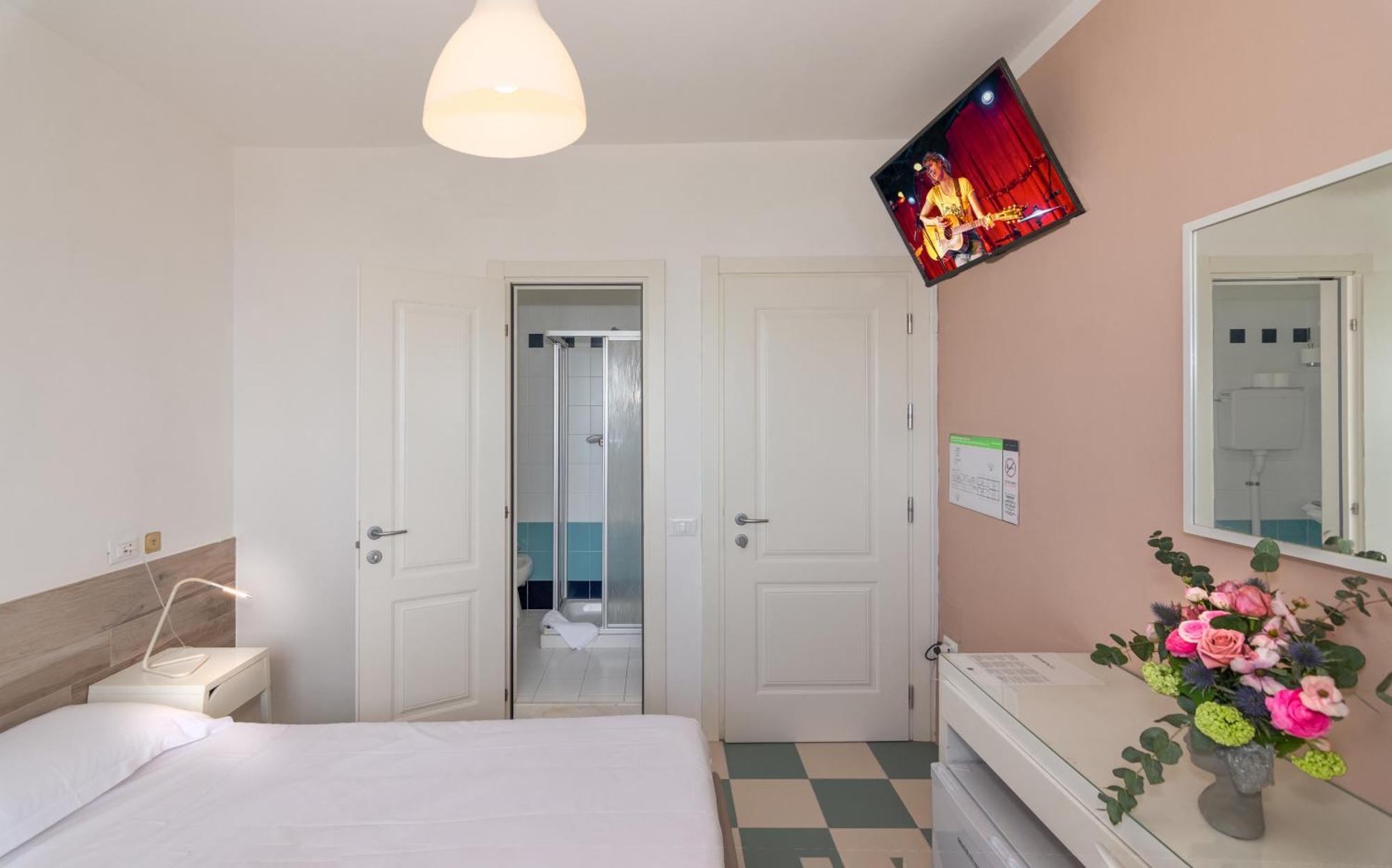 Hotel Happy مارينا دي بييتراسانْت المظهر الخارجي الصورة