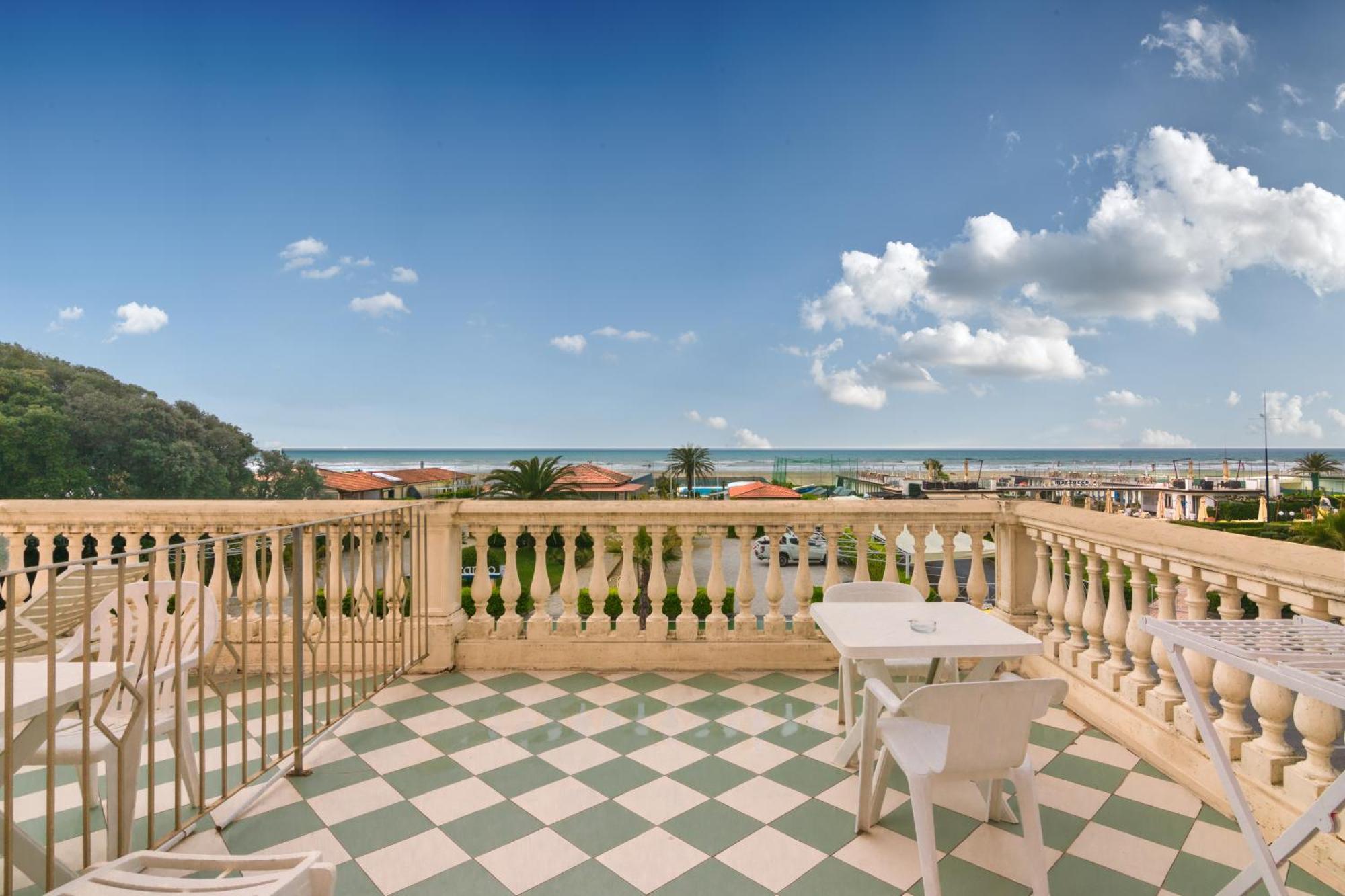 Hotel Happy مارينا دي بييتراسانْت المظهر الخارجي الصورة