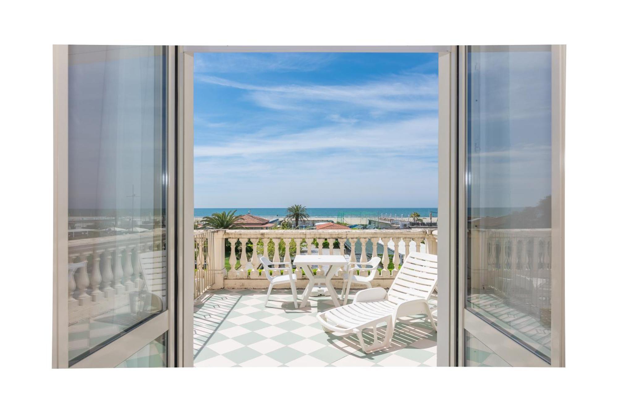 Hotel Happy مارينا دي بييتراسانْت المظهر الخارجي الصورة